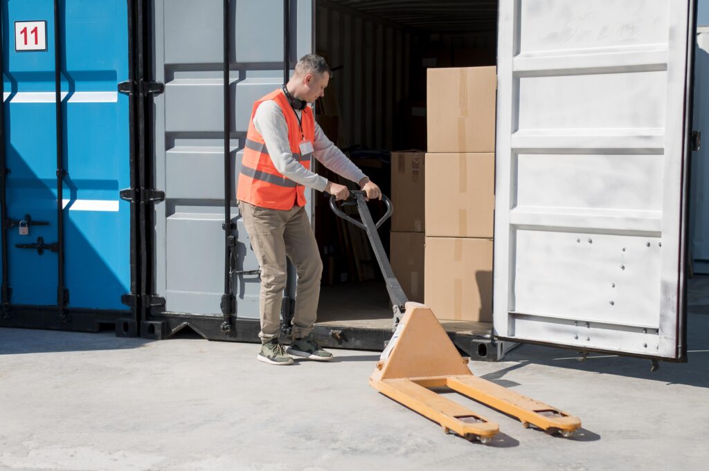 Auxiliar logístico realiza verificación de mercancía frágil para realizar el correcto despacho de la mercancía al punto de venta.